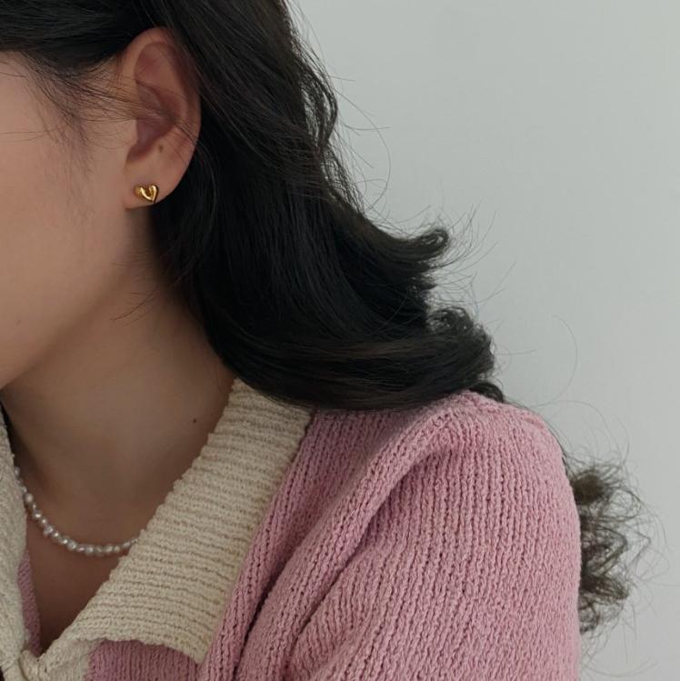Orecchini a perno da donna a forma di cuore minimalista in argento sterling 925 con finitura artigianale