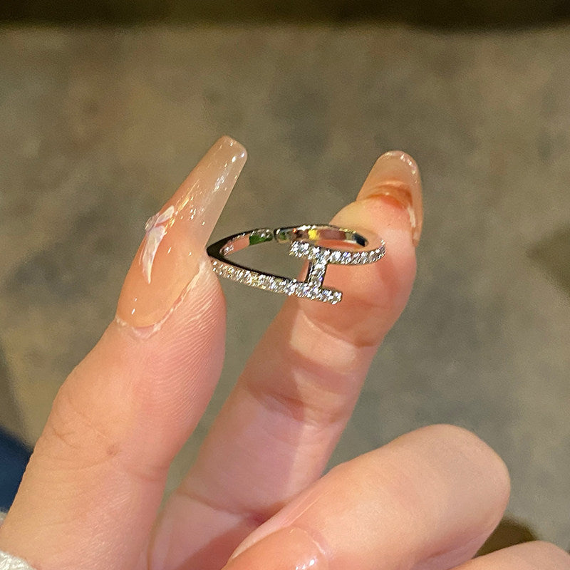 Anillo de lujo con apertura transversal geométrica para mujer, con baño de oro e incrustaciones de circonitas
