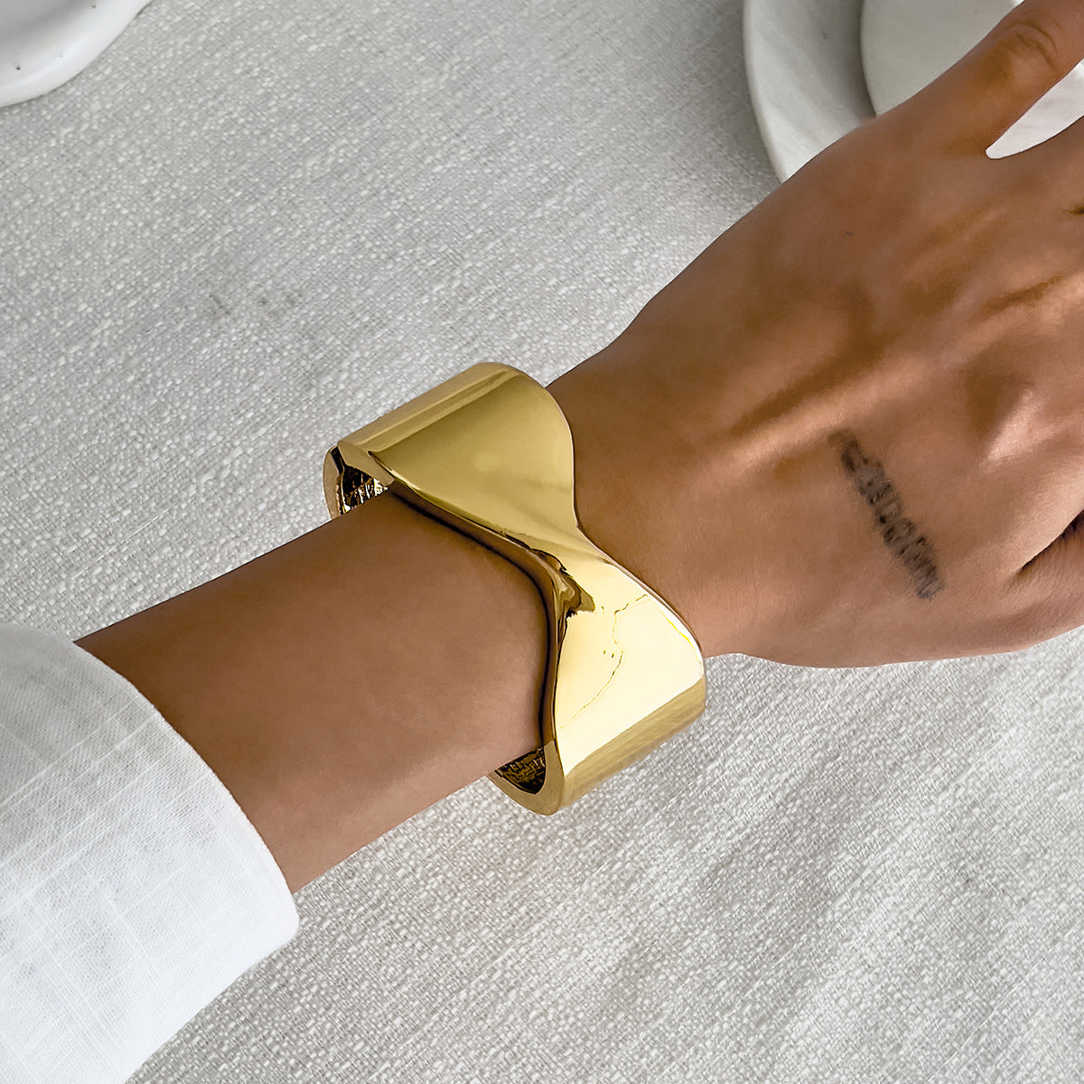 Bracciale Vintage A Polsino Largo Incrociato In Lega Con Finitura A Specchio E Design Geometrico Irregolare