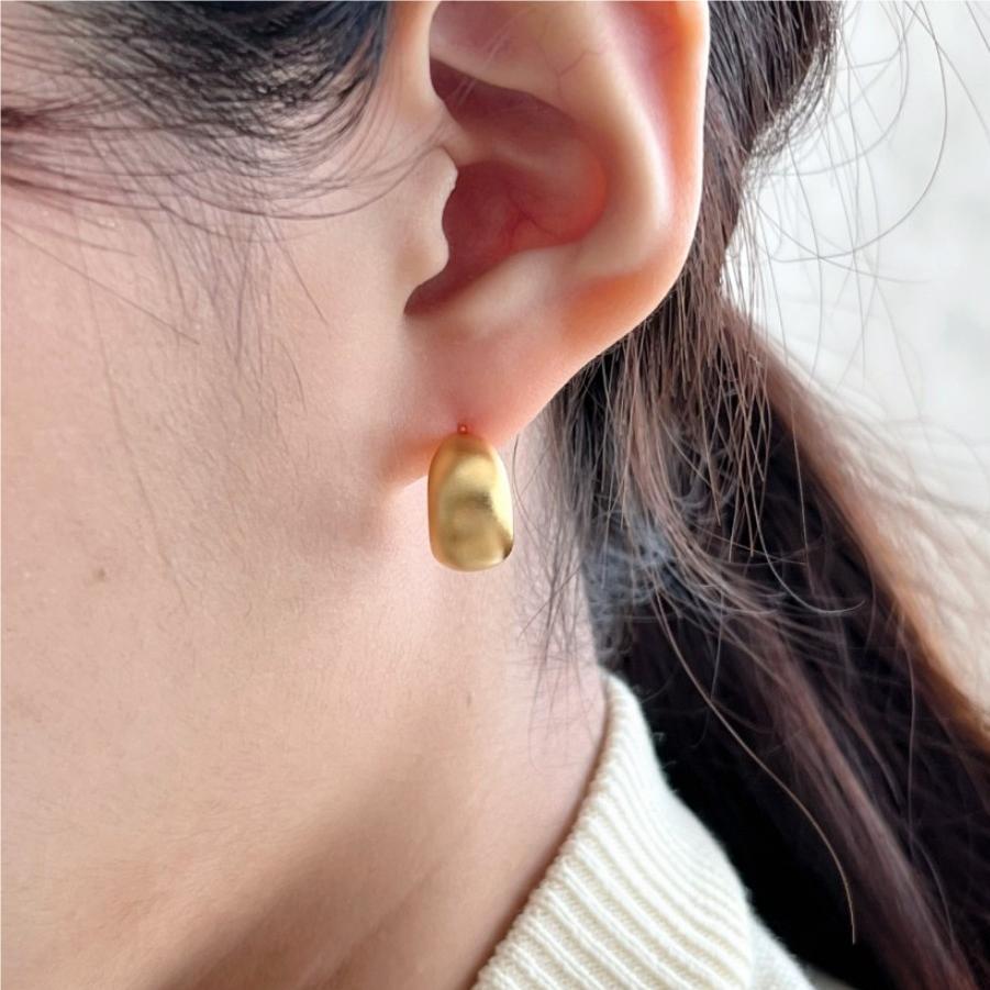 Orecchini a Cerchio Minimalisti Geometrici a U in Argento Opaco con Intarsio di Perle in Argento Sterling 925