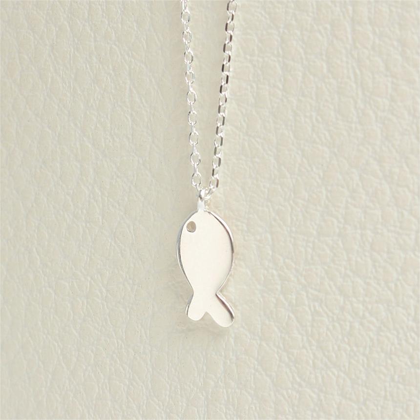 Collana con pendente a forma di pesce minimalista in argento sterling 925 con finitura placcata su catena a maglie incrociate
