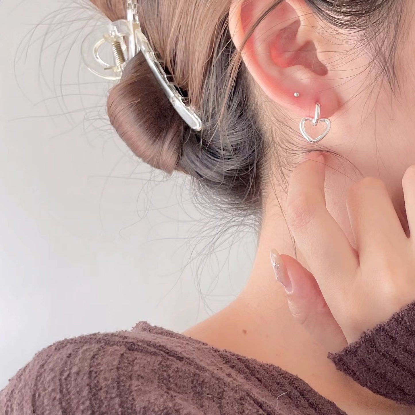 Orecchini a perno da donna in argento sterling 925 a forma di cuore, stile minimalista con finitura artigianale