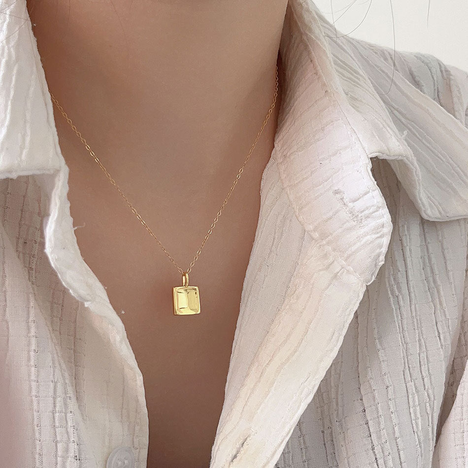 Collana con ciondolo a tulipano geometrico minimalista in argento sterling 925 con finitura placcata su catena a serpente