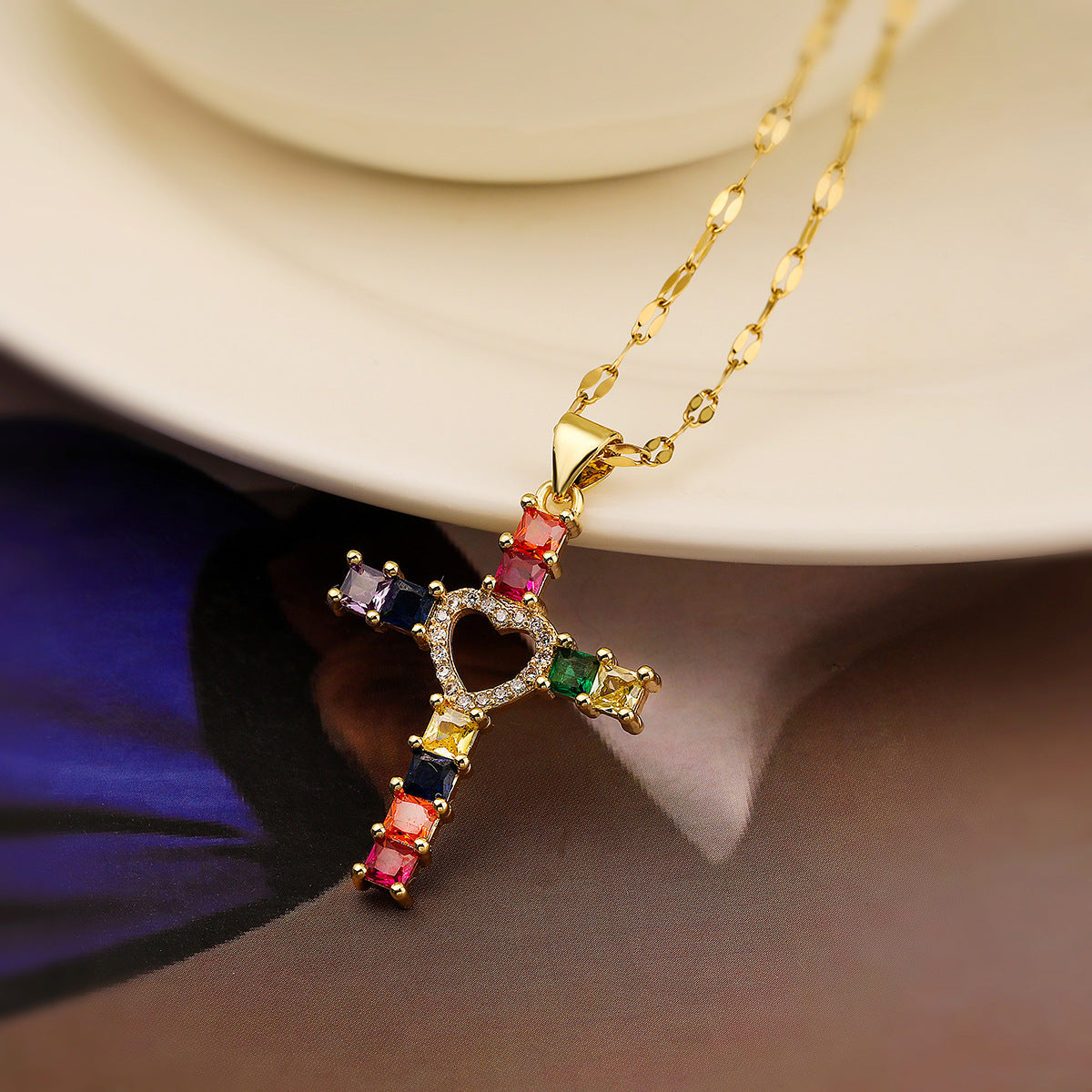 Collana con pendente a croce irregolare geometrica minimalista da donna in ottone placcato oro vero con intarsio in zirconi
