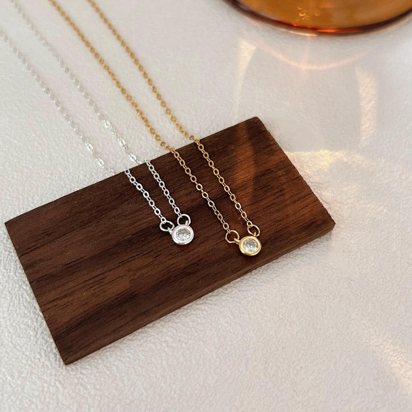 Collar con colgante geométrico minimalista de plata de ley 925 con detalles de diamantes de imitación en cadena de cruz