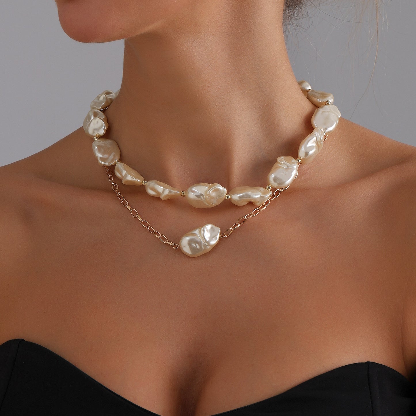 Collana di Perle Geometrica Ispirata al Barocco per Donne con Pendente in Lega e Finitura Placcata, Elegante Catena a Doppia Strato Minimalista per Clavicole