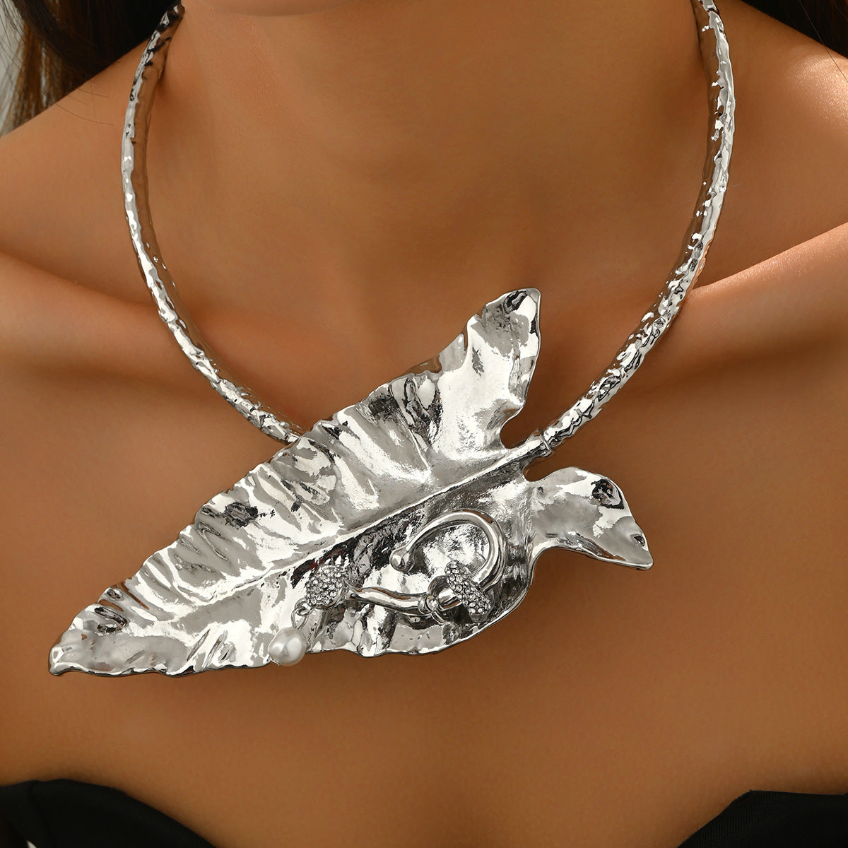 Punk Style Women's Banana Leaf Pendant Necklace in Zinc Alloy with Plated Finish, Geometric Floral Design Collar Necklace