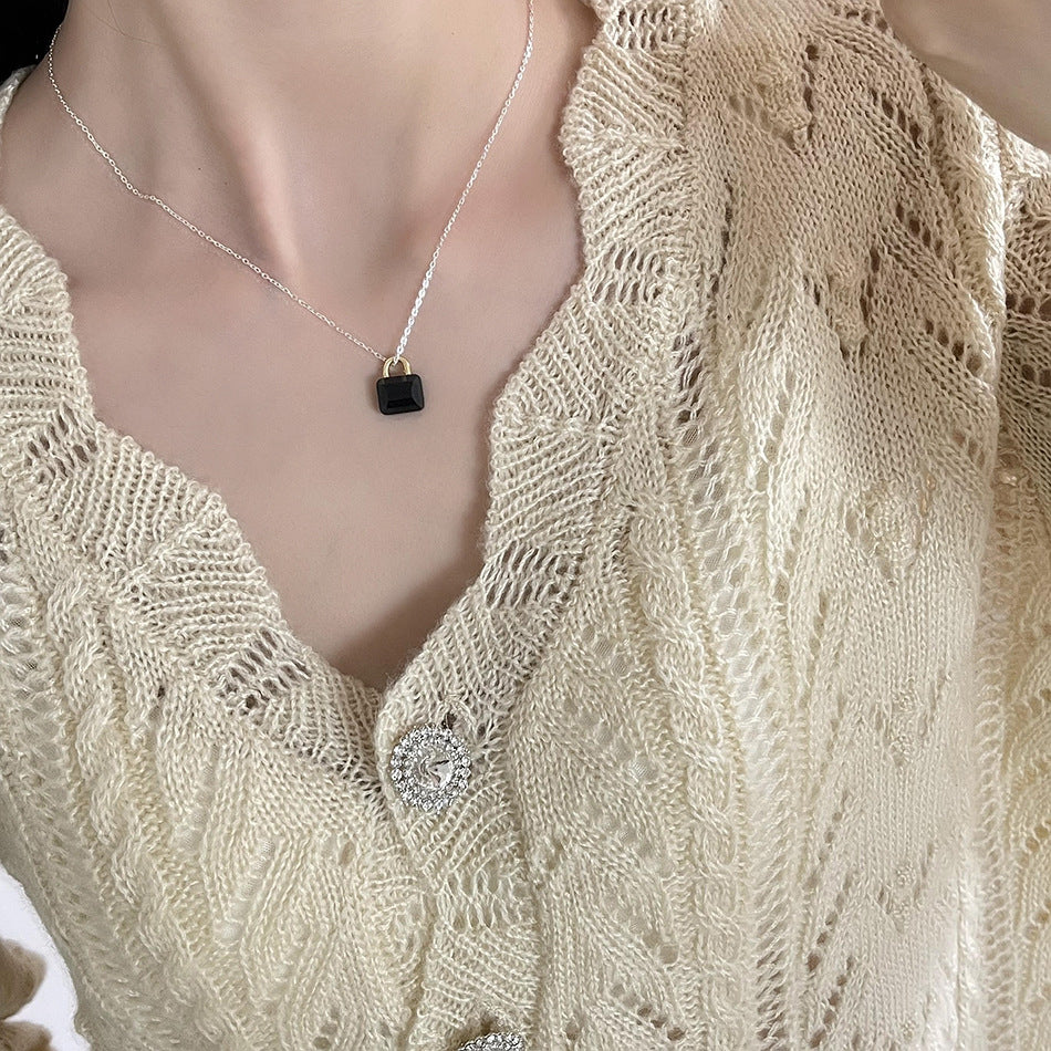 Collar con colgante de candado geométrico minimalista en plata de ley 925