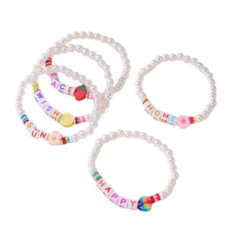 Bracciale per bambina con perline a cuore e fiore, accenti di perle e ciondoli in argilla polimerica stile principessa