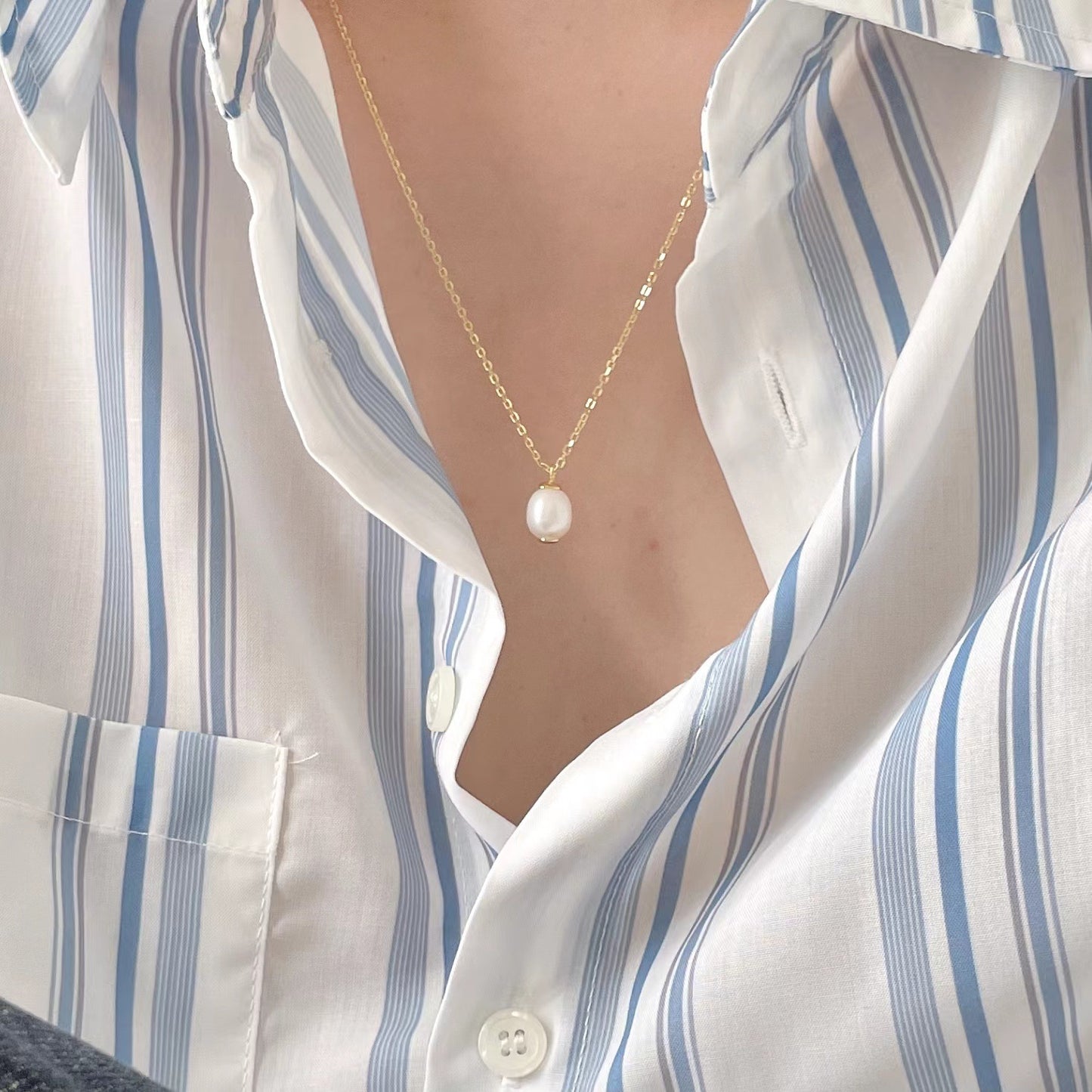 Collana pendente geometrica minimalista in argento sterling 925 con accento perla su catena a maglia forzatina