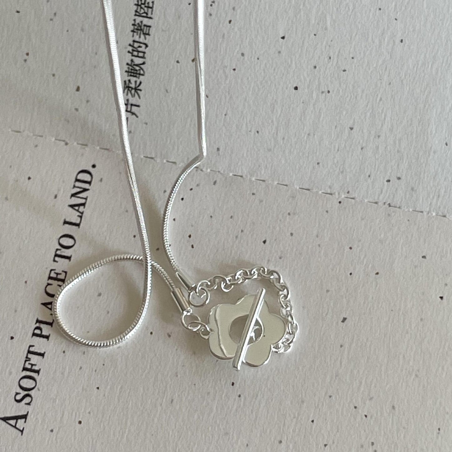 Collar con colgante geométrico floral minimalista en plata de ley 925 con cadena de serpiente
