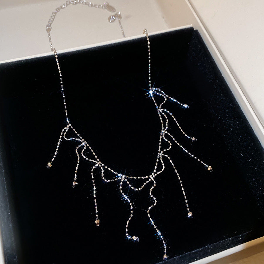 Collana Minimalista Geometrica con Ciondolo a Nappa da Donna con Catena in Metallo Galvanizzato e Design a Lunghezza Clavicola