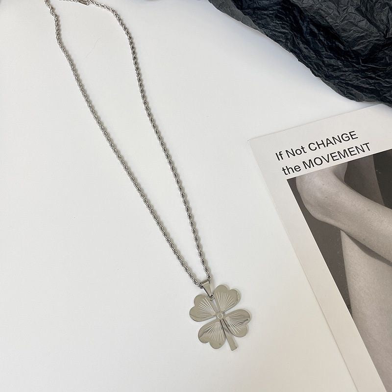 Collana con Ciondolo Trifoglio dal Design Originale da Donna in Acciaio al Titanio Placcato Oro, Catena Lunga Leggera di Lusso Stratificata
