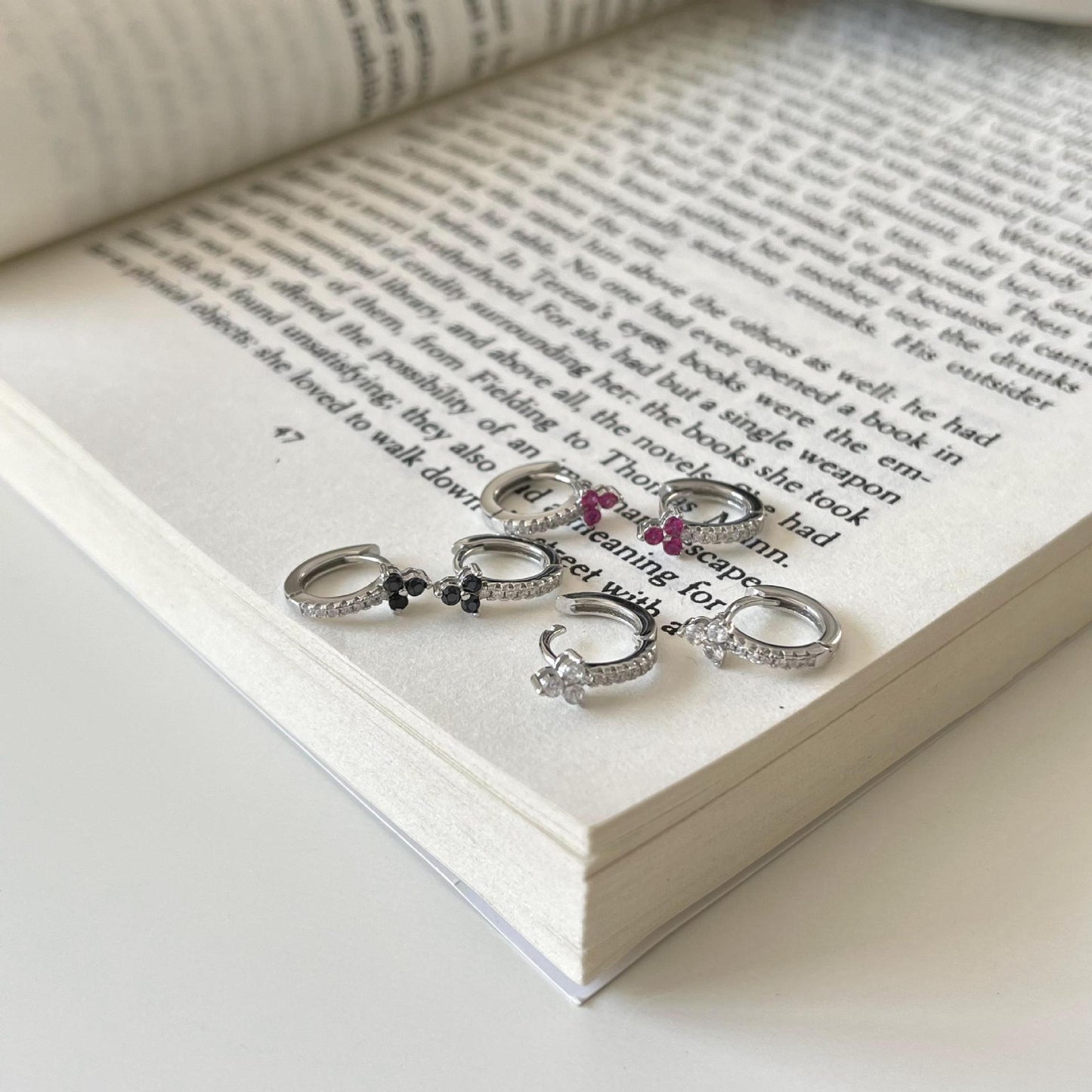 Orecchini a cerchio da donna minimalisti con zirconi cubici placcati in argento sterling 925