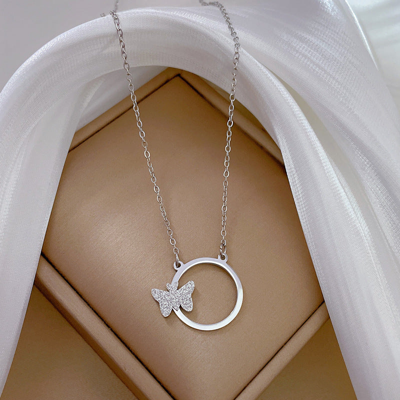 Collana con ciondolo a farfalla geometrica minimalista da donna in acciaio al titanio placcato oro con delicata catena per clavicola