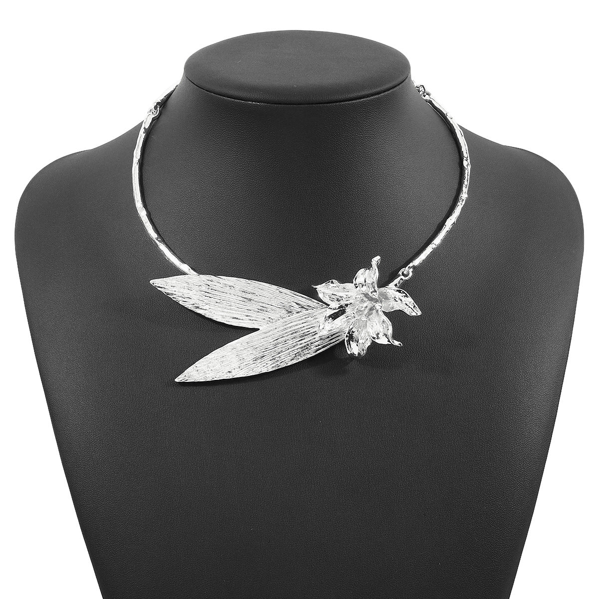 Collar de aleación con hojas florales exageradas para mujer con diseño llamativo y delicada cadena tipo gargantilla