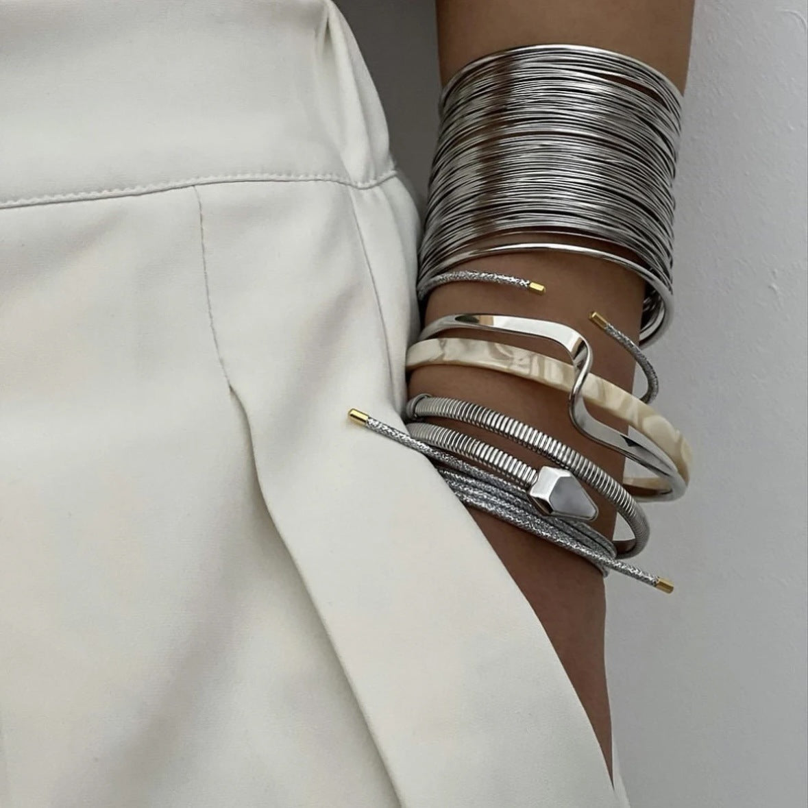 Bracciale a Polsino Aperto Lavorato a Spazzola in Metallo, Stile Streetwear Minimalista da Donna