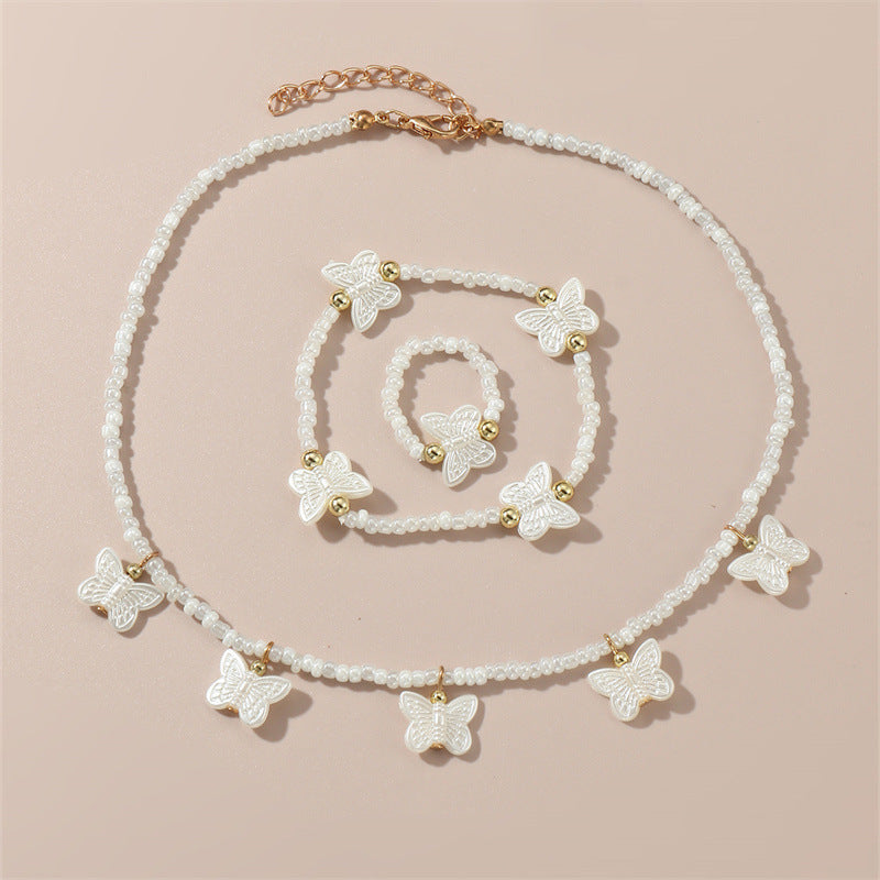 Collar minimalista de mariposa y corazón para niños con dije de aleación y cuentas de perlas en cadena de bolitas
