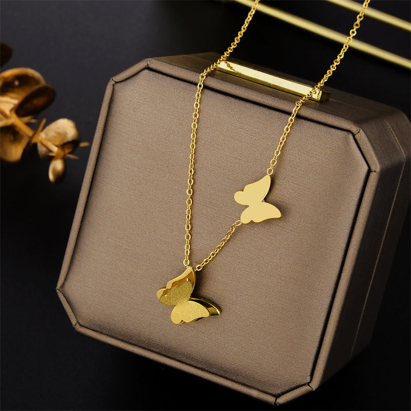 Collana Minimalista con Ciondolo a Doppia Farfalla in Acciaio al Titanio Placcato Oro Rosa Opaco da Donna con Catena a Sfera