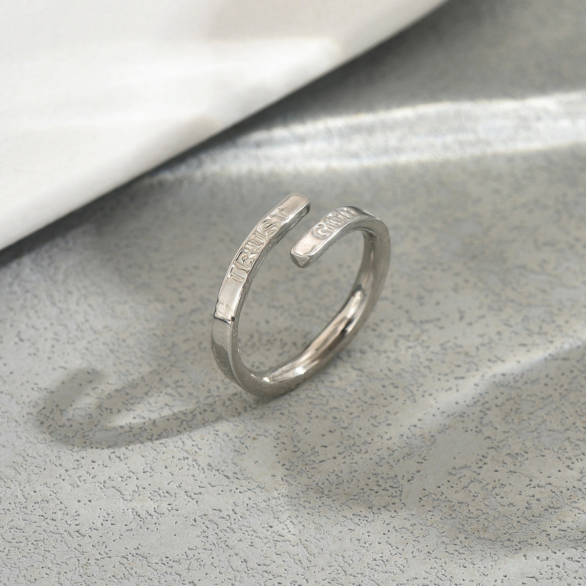 Anello regolabile geometrico minimalista con iniziale in lega di zinco e finitura placcata per donne e uomini