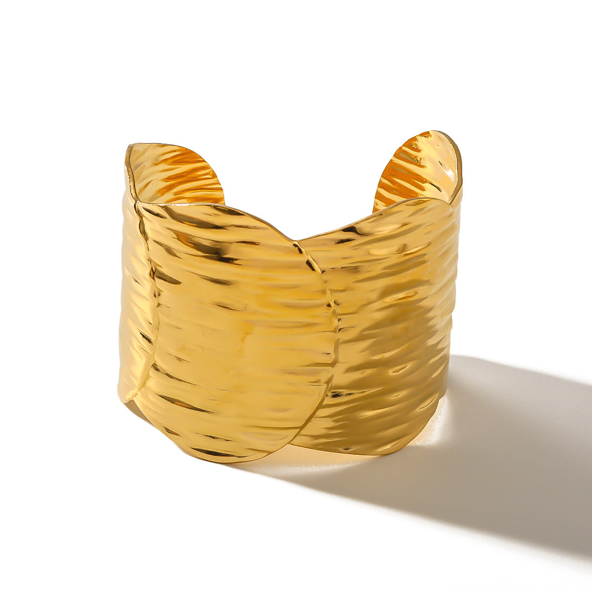 Bracciale da donna regolabile in acciaio al titanio placcato oro 18 carati — Braccialetto rigido a polsino in metallo minimalista dalla forma irregolare