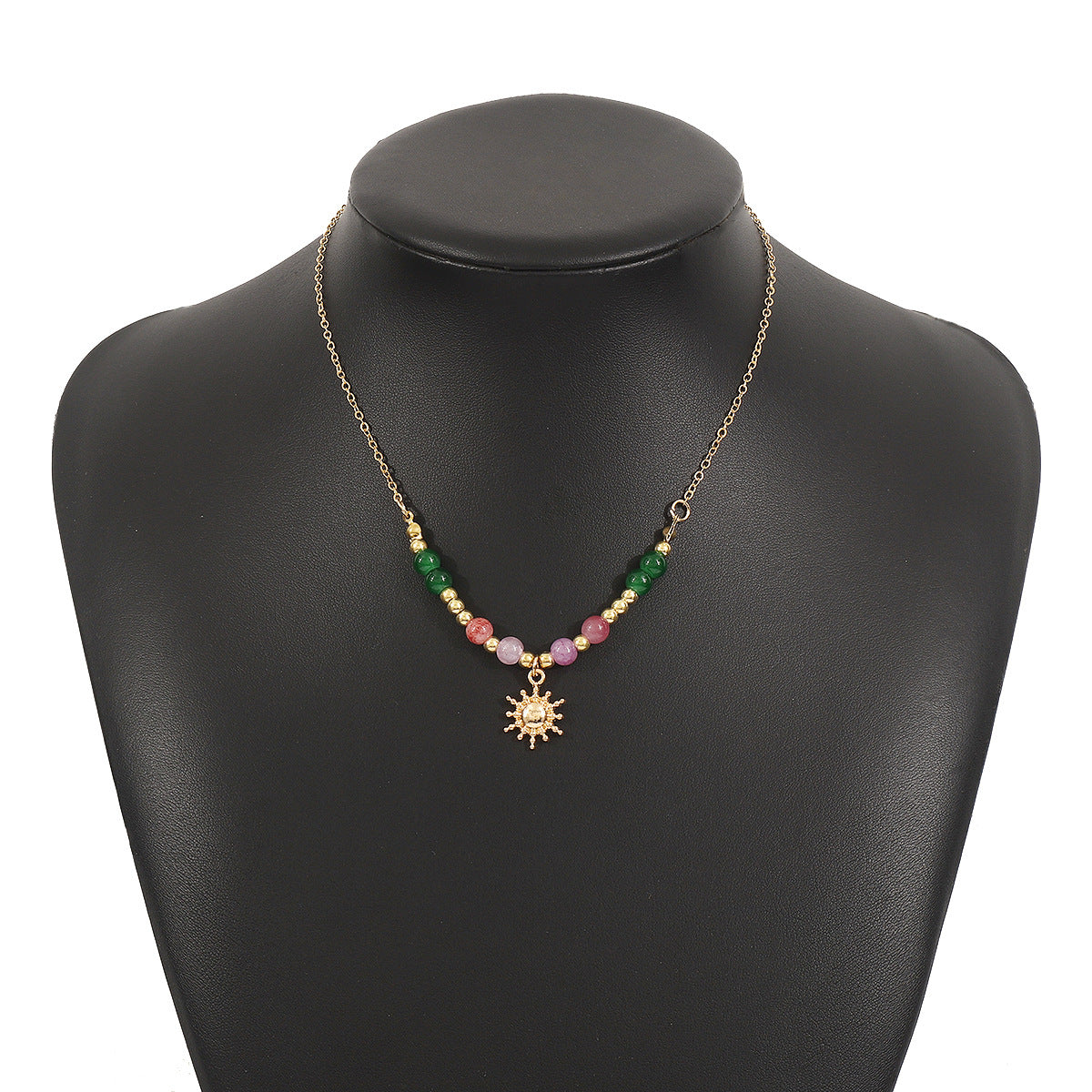 Collar con colgante de sol geométrico retro de inspiración china con detalles de perlas y cuentas de cristal en cadena de aleación galvanizada para mujer
