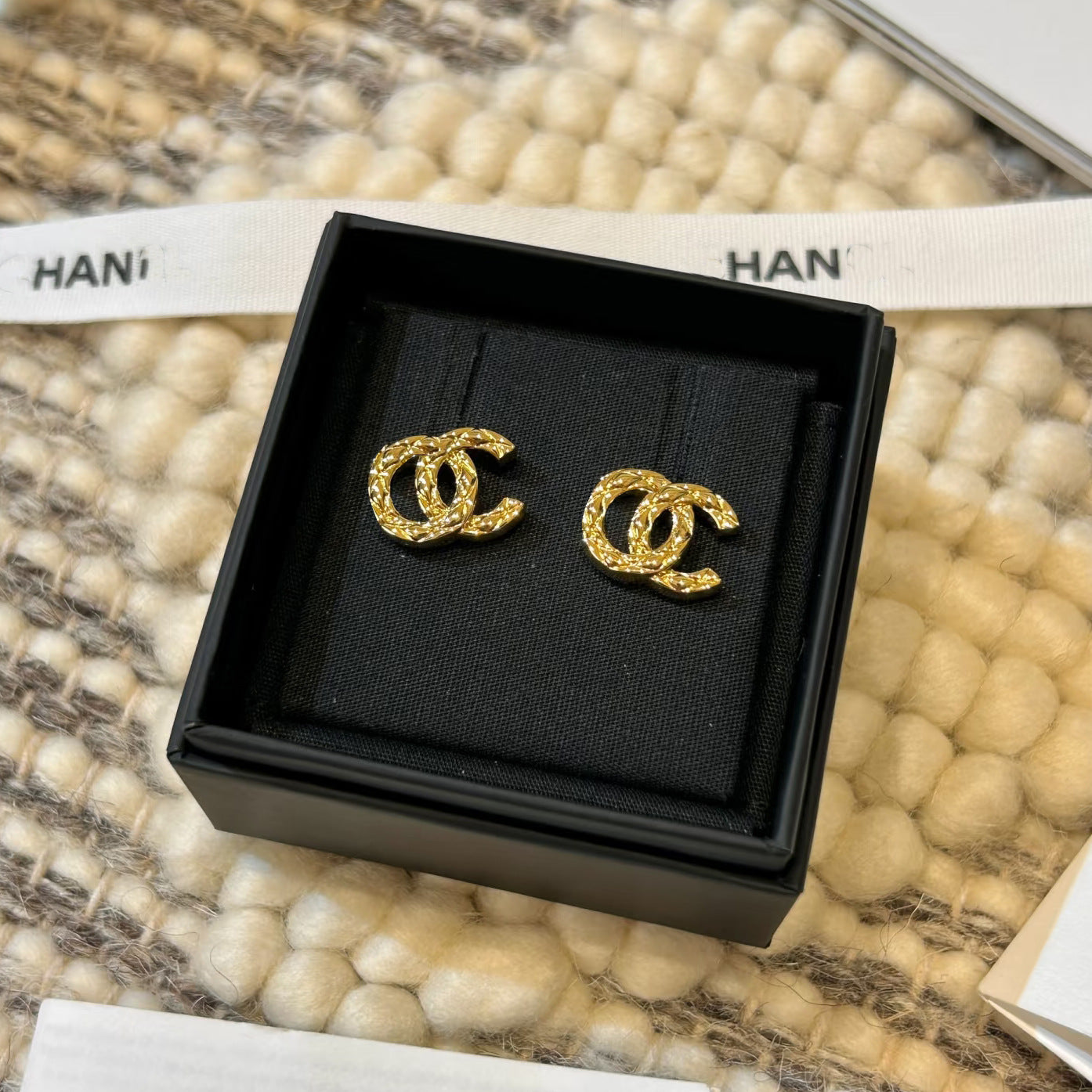 Collar con colgante de letra a cuadros de latón chapado en oro de lujo para mujer