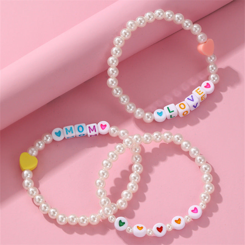 Braccialetto Bohemien per Bambini con Perline Quadrate Bianche, Ciondoli a Lettera Colorati e Accenti di Perle