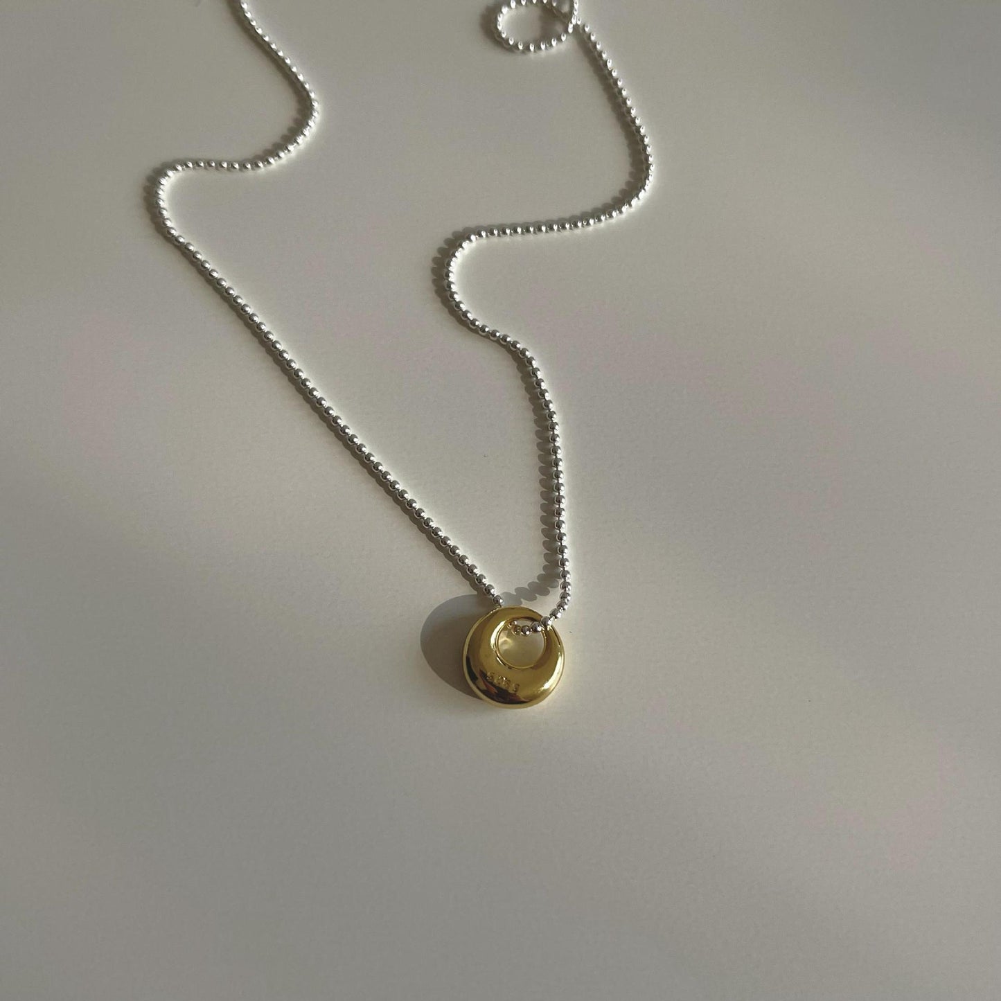 Collar Minimalista Ovalado Geométrico de Plata de Ley 925