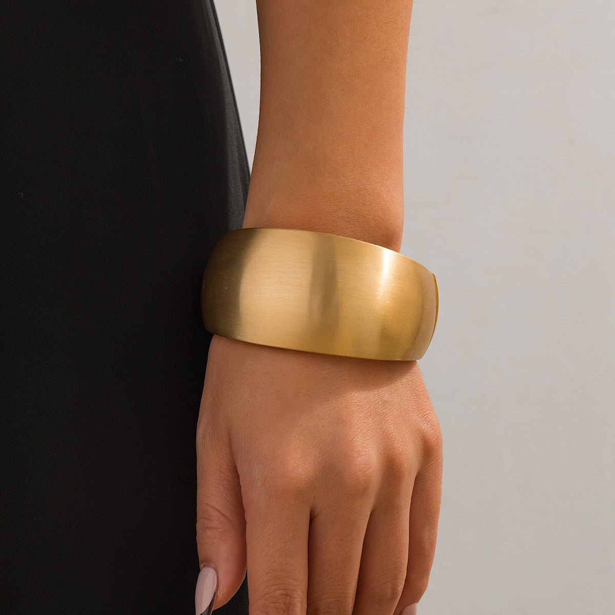 Pulsera de Aleación Dulce y Atrevida con Textura Martillada y Acabado Pulido para Mujeres
