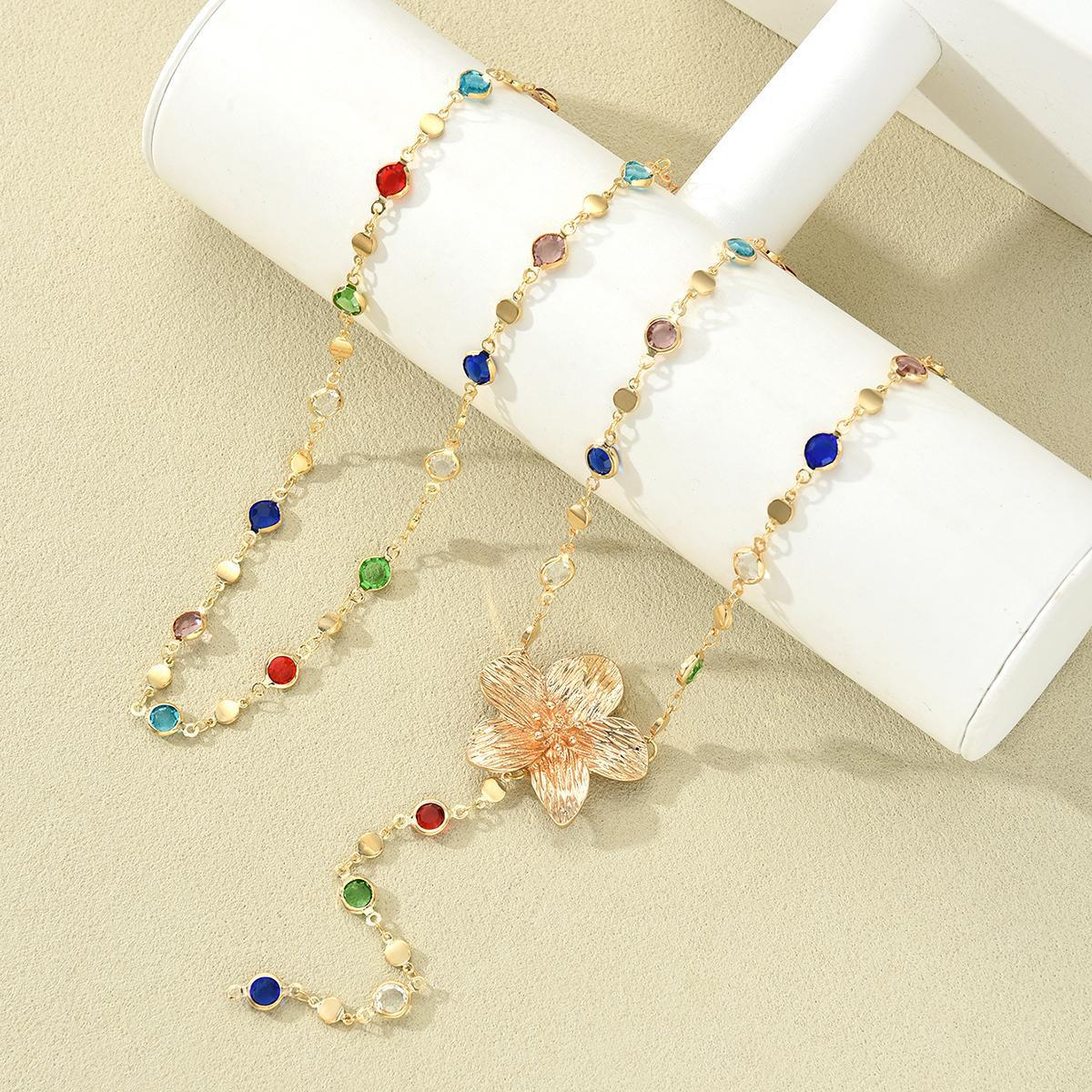 Juego de Collar con Colgante Floral de Circonitas Cúbicas de Aleación con Baño de Oro Elegante Casual para Mujer