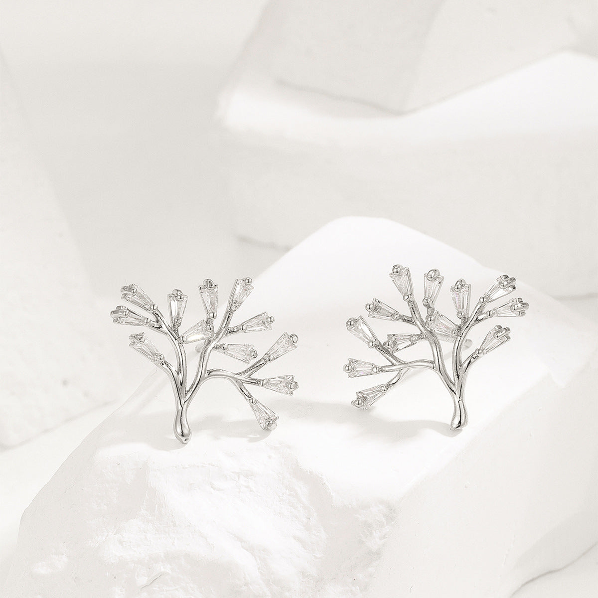 Aretes minimalistas de árbol de la vida en cobre chapado en oro con detalles florales de micro-pavé de circonitas