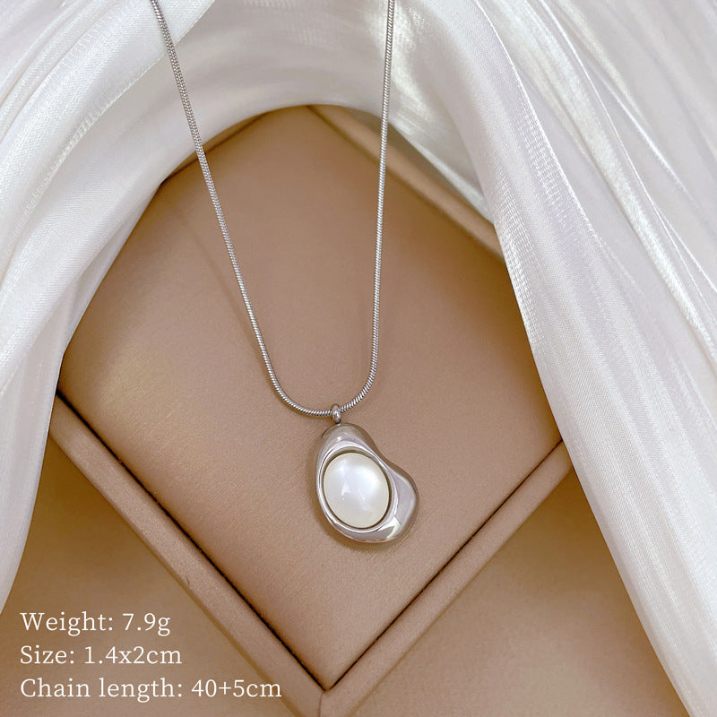 Catena clavicola minimalista geometrica in acciaio al titanio con motivo floreale