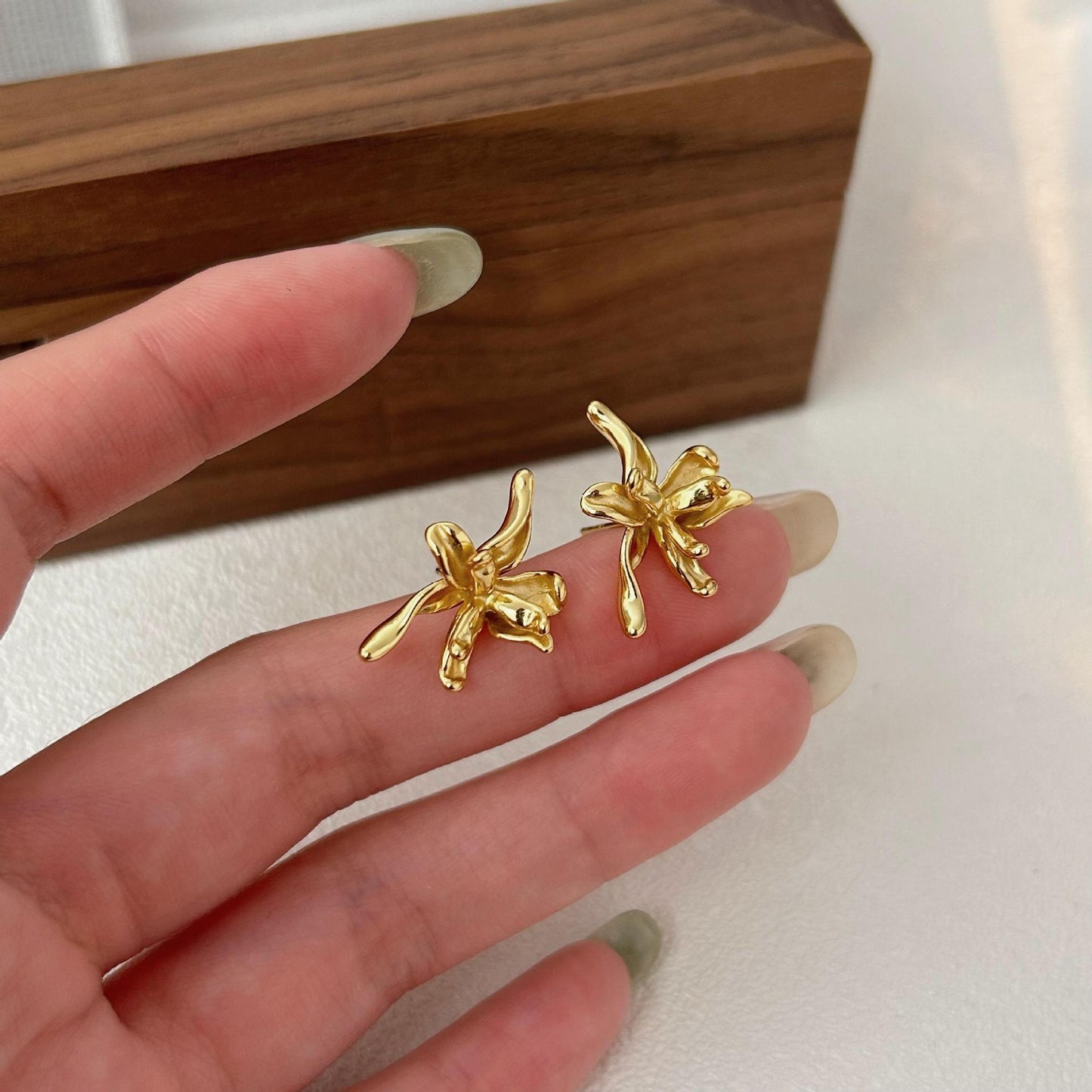 Orecchini a perno floreali minimalisti in argento per donna, in argento sterling 925 con design a petalo, gioielli eleganti e versatili per tutti i giorni