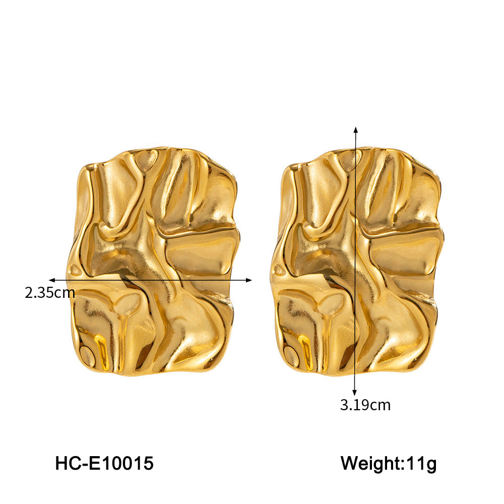 Orecchini pendenti da donna placcati in oro 18 carati in acciaio al titanio con texture martellata geometrica e effetto stropicciato