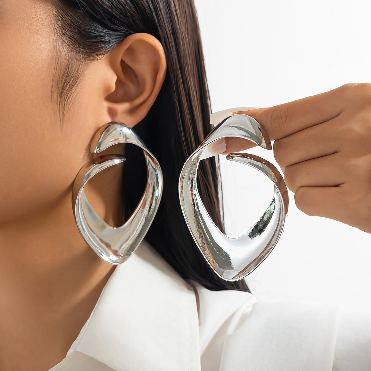 Orecchini a perno geometrici minimalisti in lega di zinco da donna con finitura galvanica e design asimmetrico testurizzato