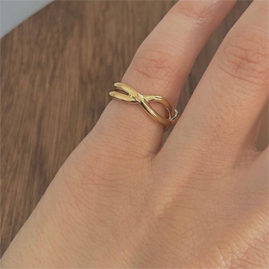 Anello Minimalista a Fascia Incrociata a Cuore in Argento Sterling 925 con Motivo a Strisce Geometriche da Donna