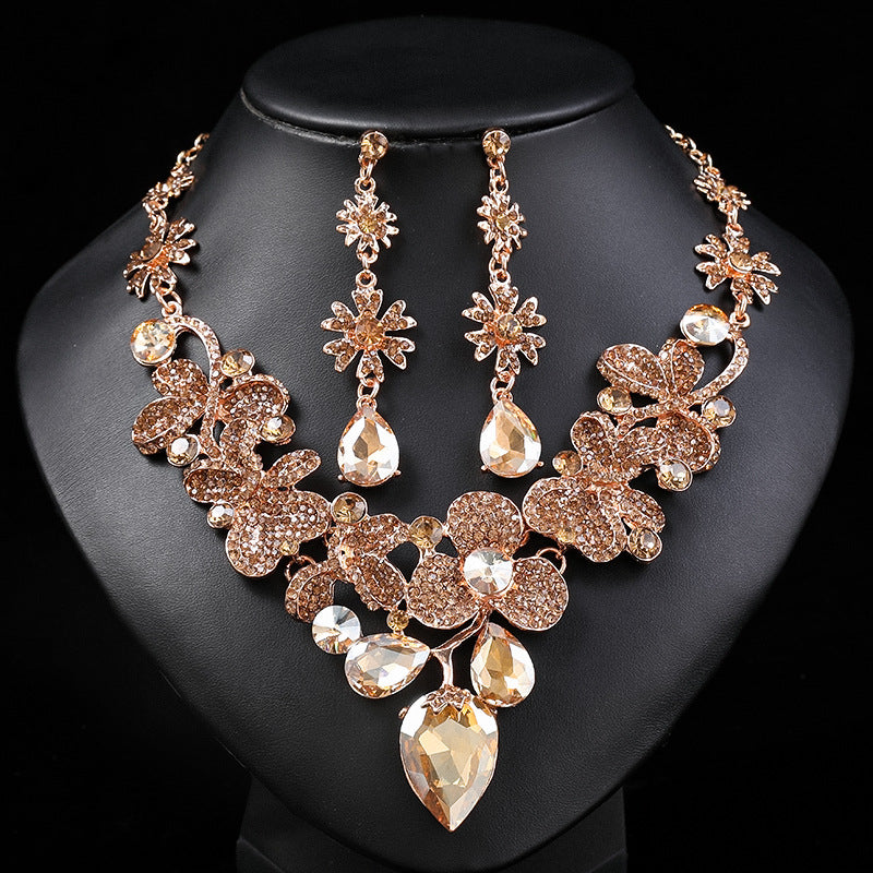 Conjunto de collar de aleación vintage con forma de hoja, incrustaciones de pedrería y baño de oro para mujer, para uso formal de noche