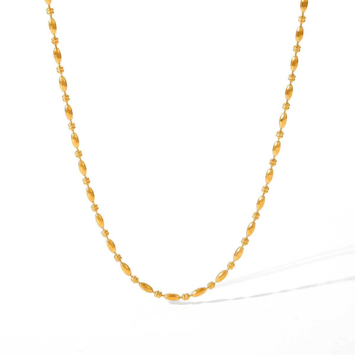 Collana da donna a clavicola in acciaio al titanio placcato oro 18 carati con perline ovali in stile Ins minimalista