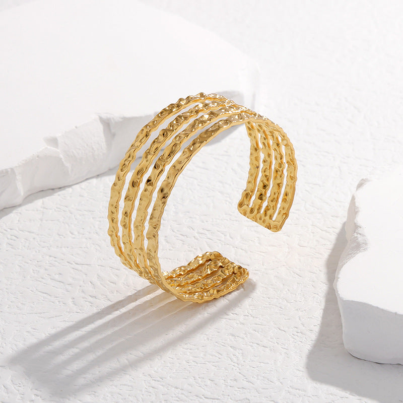 Pulsera de acero de titanio texturizada irregular con acabado galvanizado para mujer, brazalete de acero inoxidable moderno y versátil
