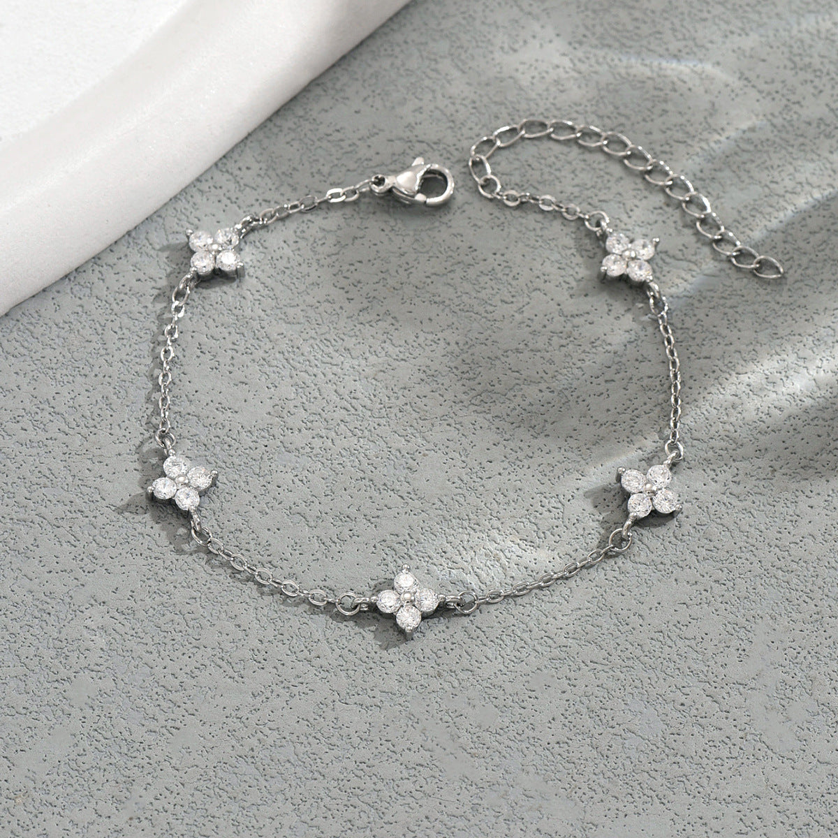Pulsera Geométrica de Trébol de Cuatro Hojas con Incrustaciones de Diamantes de Imitación para Mujer en Cobre con Diseño Moderno y Versátil