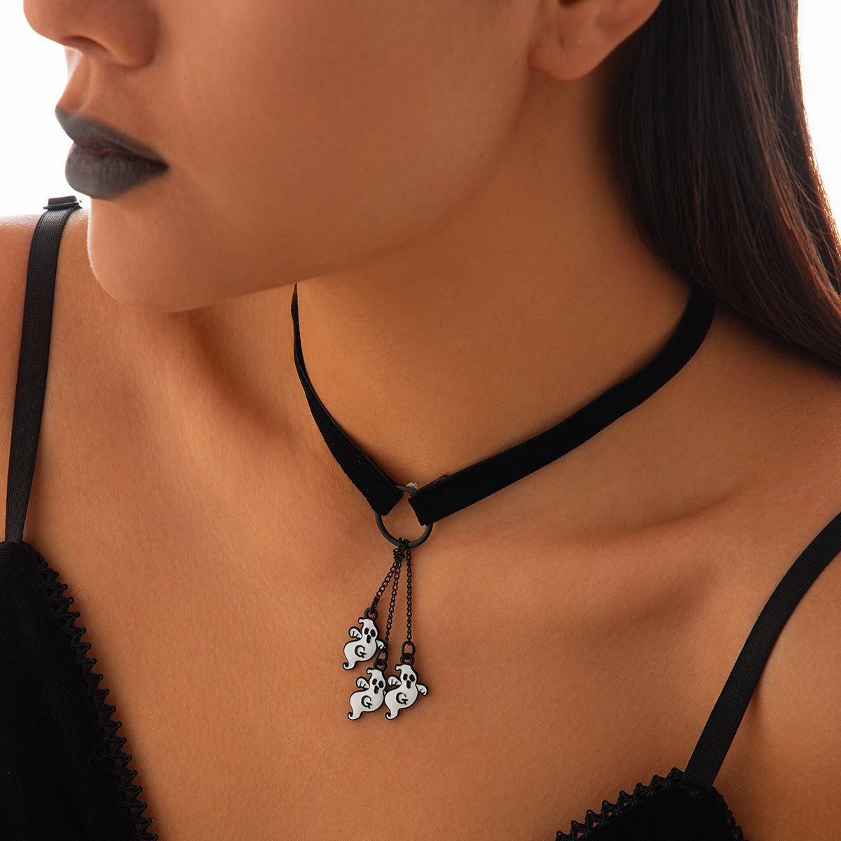 Collana girocollo a mezzaluna in stile gotico con motivi di zucca e fantasmi per donna, ciondolo in resina fatto a mano su catena di velluto