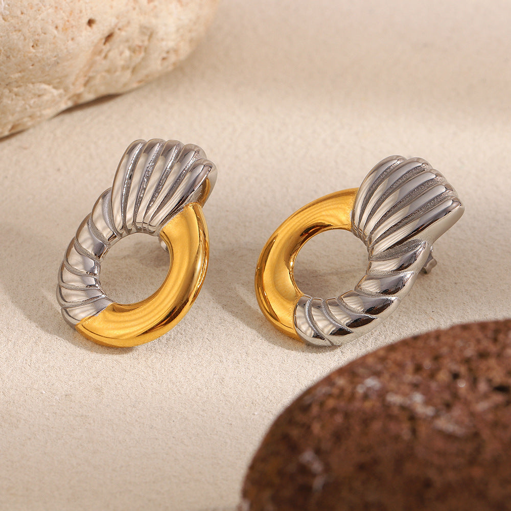 Orecchini Minimalisti Geometrici in Acciaio Inossidabile Placcato Oro 18K con Design a Cerchio Testurizzato Diagonale