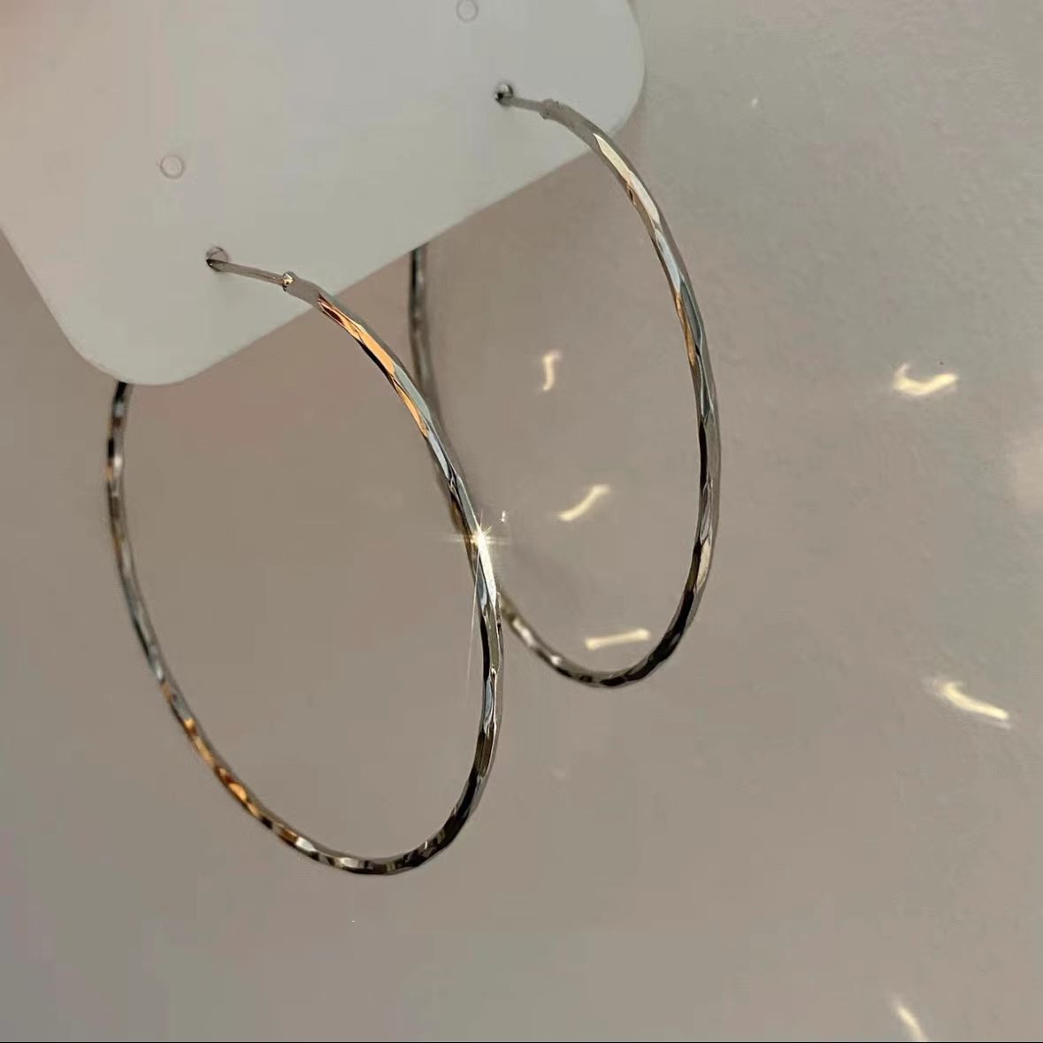 Pendientes de aro grandes, geométricos, minimalistas y elegantes para mujer, en metal chapado con postes de plata de ley