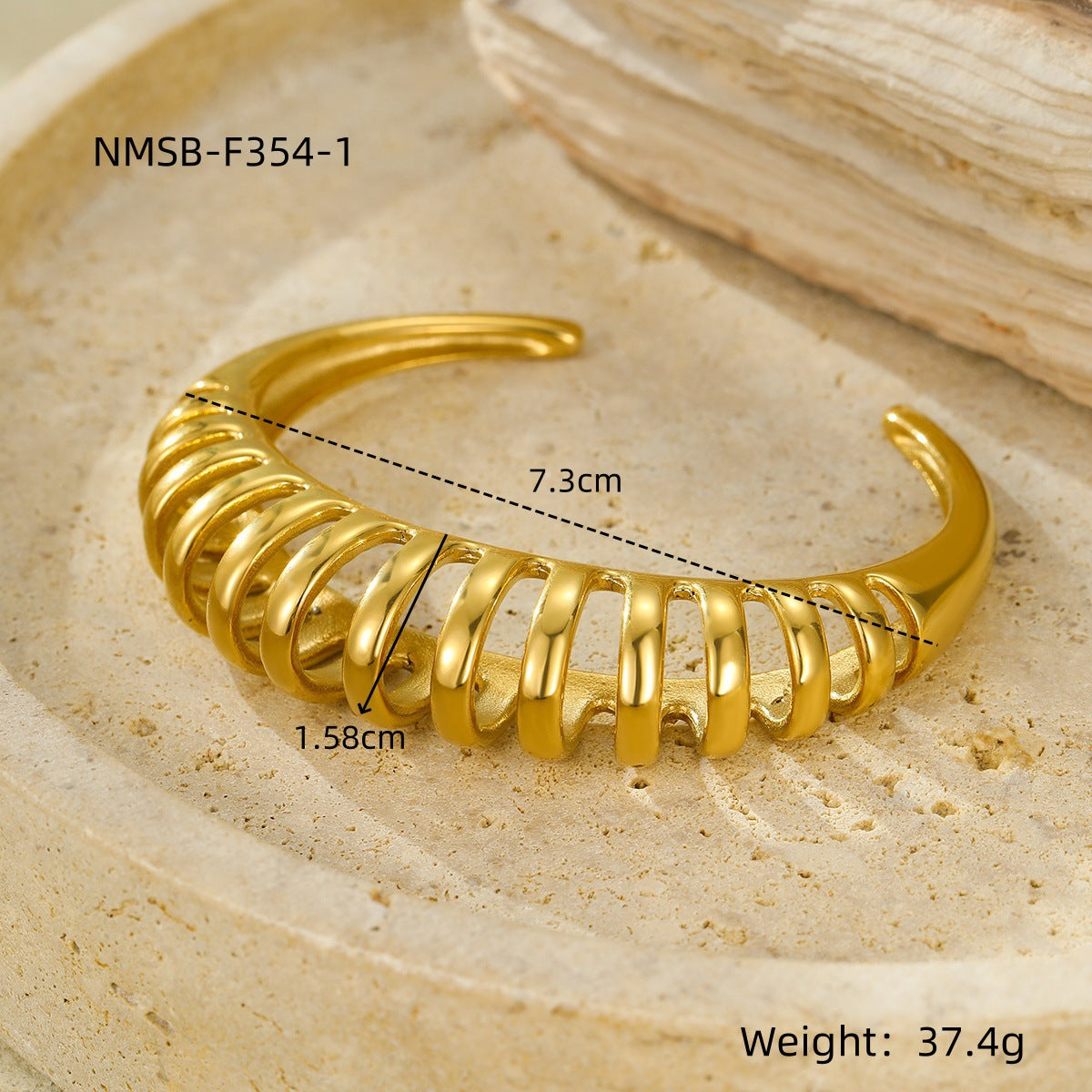 Pulsera de acero titanio de estilo vintage con acabado pulido y patrón circular texturizado para mujer