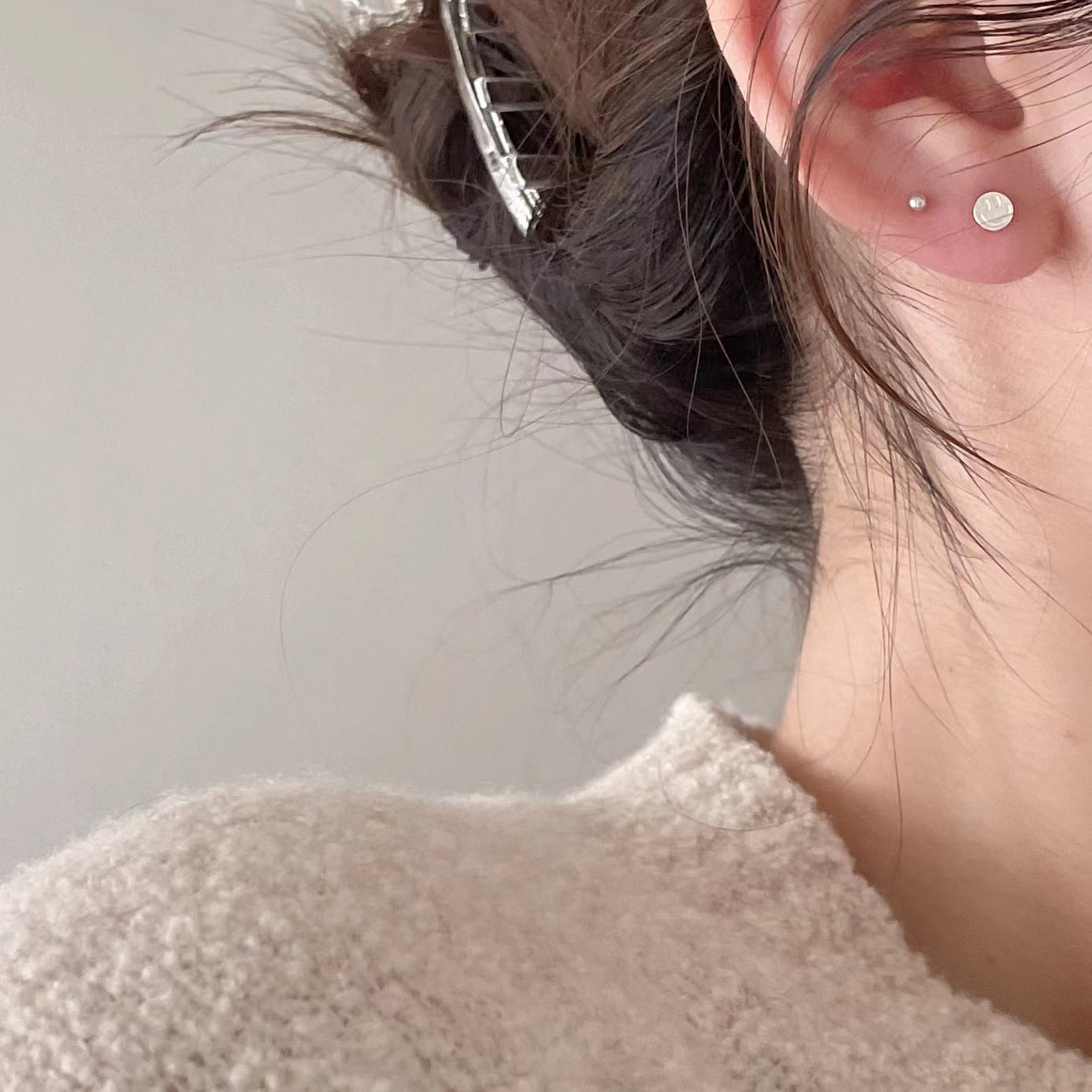 Orecchini a Perno da Donna Minimalisti con Faccia Sorridente a Goccia Intarsiata in Perla, in Argento Sterling 925