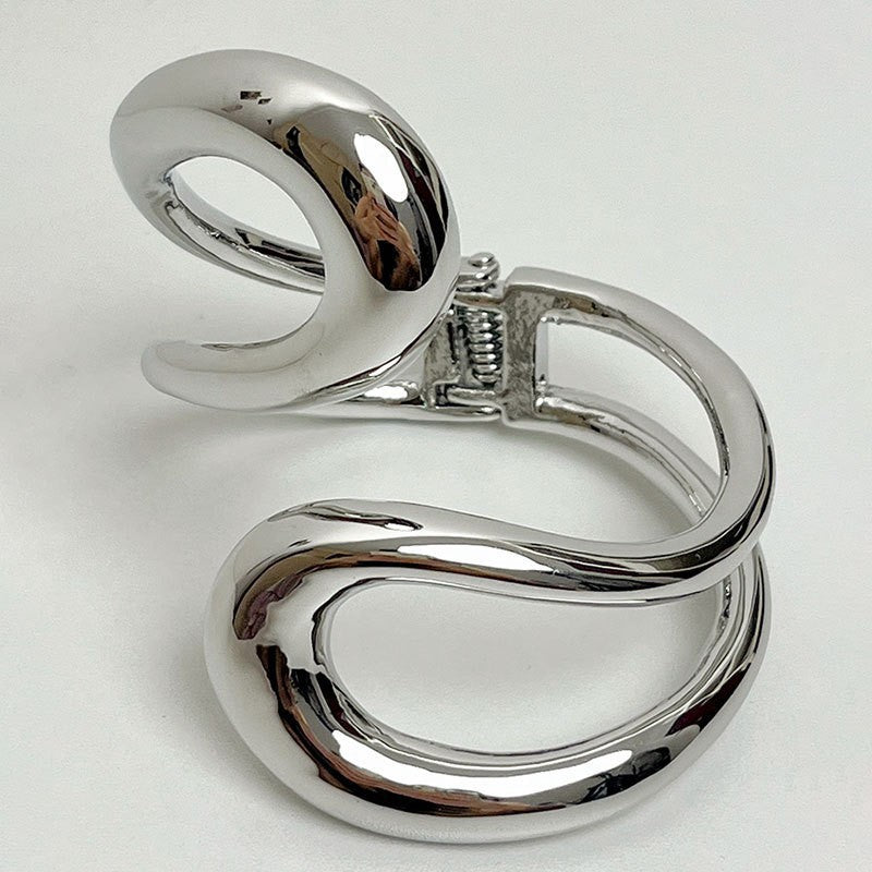 Bracciale a manetta in metallo elegante e robusto con finitura placcata, forma geometrica rotonda, accessorio di lusso alla moda per pendolari