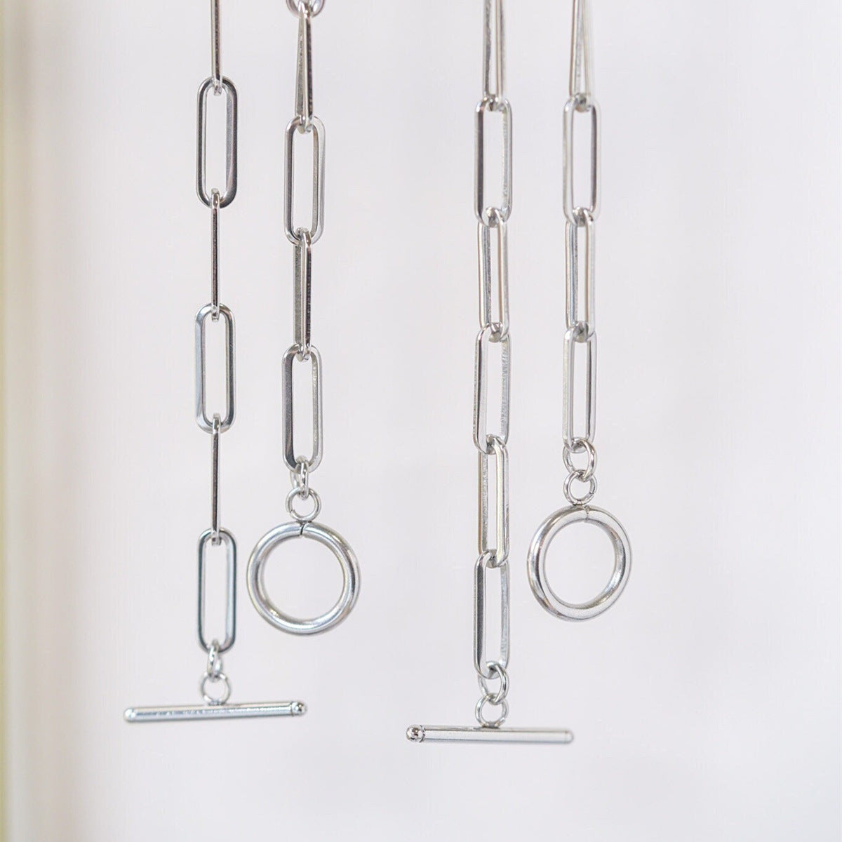 Elegante collana geometrica da donna in acciaio inossidabile lucido con chiusura ad anello a molla e gancio a T