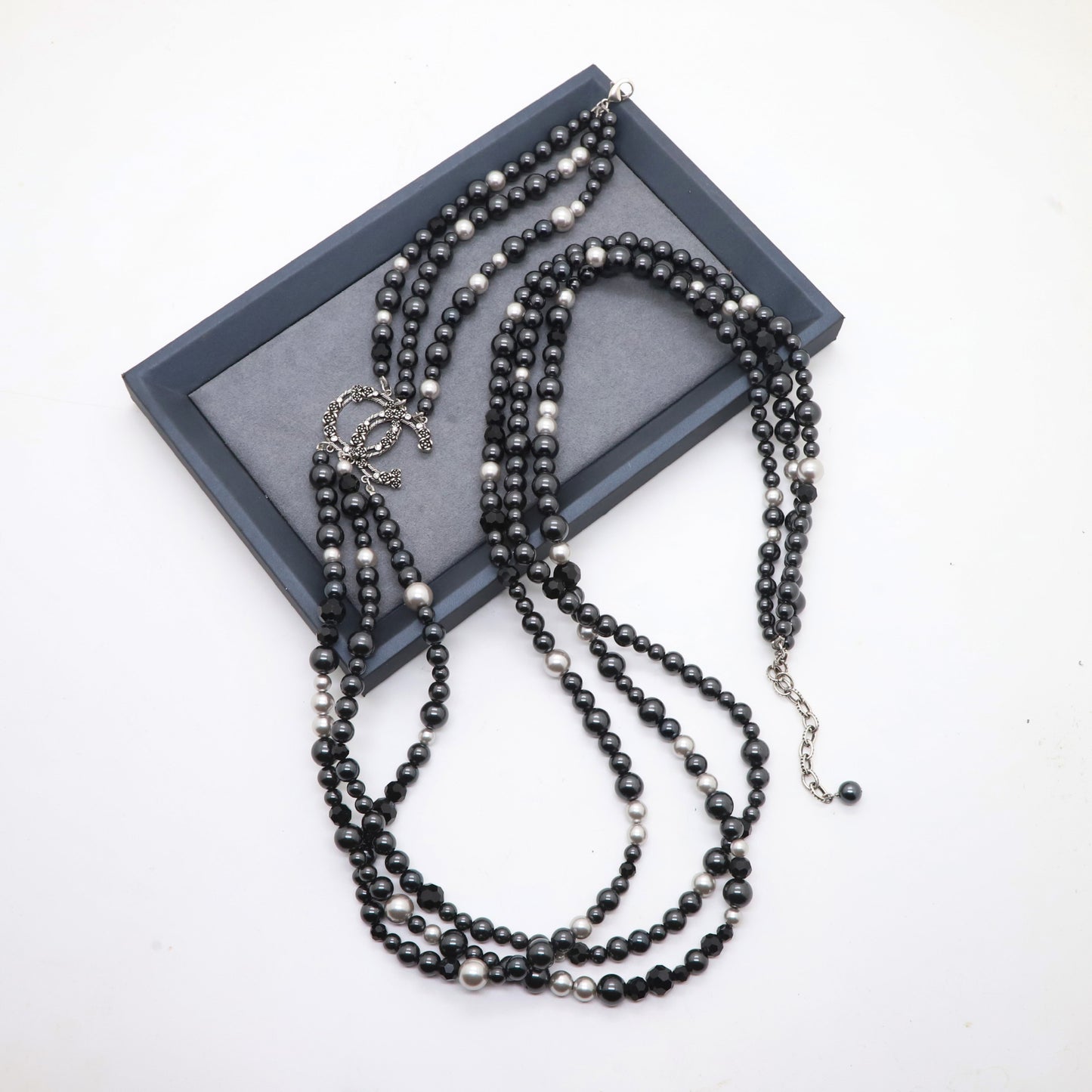 Collana vintage con perle nere e grigie con lettera, catena a sfera multistrato placcata per donna