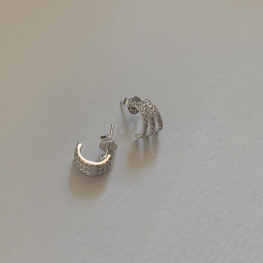 Pendientes minimalistas de flor y nota musical en plata de ley 925 con baño de oro